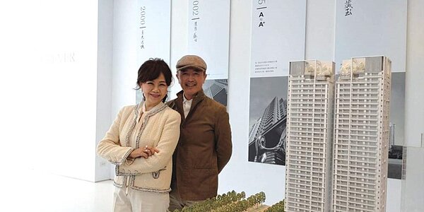 由鉅建設董事長林嘉琪（左）14日與亞洲空間設計大師陳瑞憲，共同為七期百億豪宅「由鉅惟上」站台。圖／曾麗芳攝