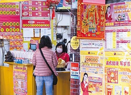 根據台灣彩券網站公告,威力彩111000013期開出的獎號依大小排序分別為04、08、19、29、30、36,第二區為04。(羅永銘攝)