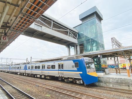 嘉義鐵路高架興建新嘉義車站，施工期間站內空橋及電梯分階段改變，提供旅客使用。（廖素慧攝）