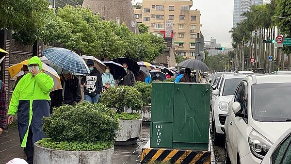 儘管下雨天冷,台北市內湖農會昨天出現民眾排隊買蛋人流,長達百公尺。圖/北市議員李明賢提供