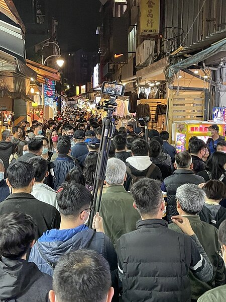 台北燈節登場首周末，北市消保官及相關局處到士林夜市聯合稽查攤商是否標價、分量透明、違規設攤等。圖／北市法務局提供