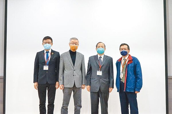 第一場次研討主題「限制不動產交易合憲審查」,林家祺教授(左起)、陳冲董事長、謝哲勝教授、林明鏘教授合影。圖/台灣法學基金會提供