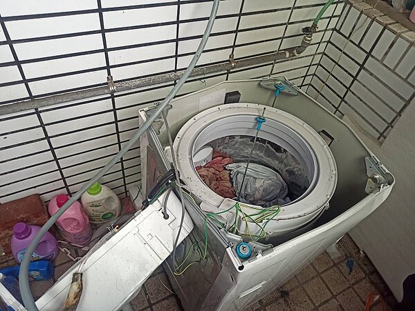 女子使用洗衣機清洗床單和保潔墊,結果洗衣機上蓋炸飛。圖/翻攝自《爆料公社二社》