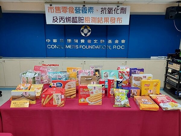消基會提醒民眾，在購買零食時，除檢視包裝完整外，應挑選標示符合規範的產品。圖／消基會提供