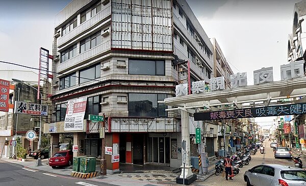 彰化市永樂夜市商圈的餐飲、小吃店家變少,多是販售服飾的店家,導致生意日益變差,且在彰化市南邊的大埔商圈及彰北的永安商圈發展起來後,人潮更被分散,讓永樂商圈空置店面多。圖/google map