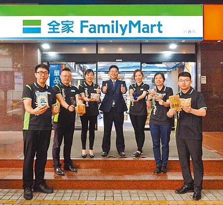 超商大戰也在商標申請上演,食品龍頭統一集團拿下三連霸,但全家便利超商以180類申請案擠入亞軍,步步進逼。(本報資料照片)