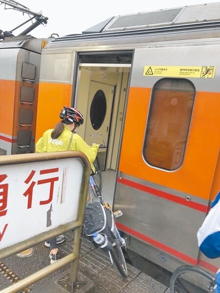 
在大學任教的石先生舉家跟友人出遊，搭火車兩鐵旅行，回程在福隆車站搭車，小女兒險遭第177次自強號列車車門夾到，一行10人未全數上車，列車就開走，返家行程被延誤2個多小時，當下台鐵卻無人處理、態度惡劣，讓他氣憤不已，直呼離譜。（謝瓊雲攝）
