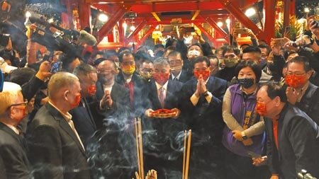 大甲鎮瀾宮董事長顏清標率領全體董監事擲筊,請媽祖裁定今年起駕日期。(陳淑娥攝)