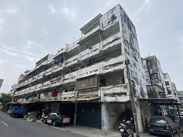 高雄楠梓慈愛社區,為7棟4層樓公寓,屋齡逾50年,因公設長期缺乏維護,建物老舊、斑駁。圖/記者陳弘逸攝影