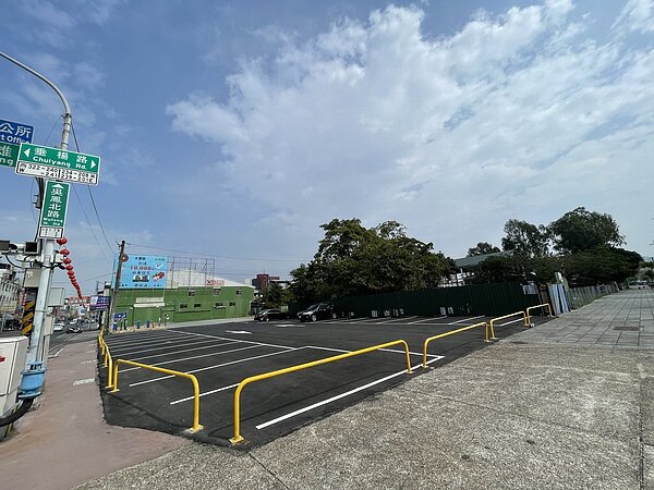 嘉義市民族國小西側土地第1期公辦都更昨天簽約,規畫興建4棟住宅大樓。圖/記者林伯驊攝影