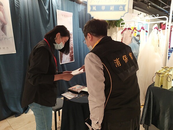 新北市消保官在活動開始前，查核12家參展業者定型化契約。圖／新北法制局提供