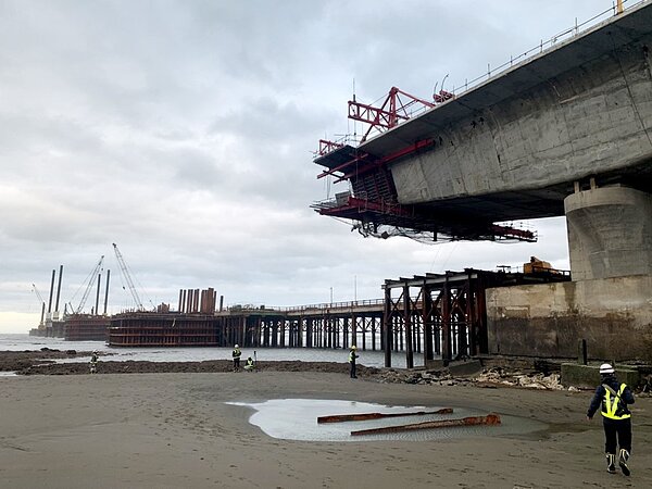 中油三接工程持續施工，多位議員質疑，桃園被火力發電廠包圍，恐成為全台空汙最嚴重的縣市。圖為施工中的中油第三天然氣接收站。圖／聯合報資料照