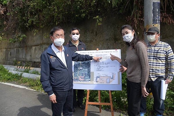 南投縣長林明溱（左）與立委許淑華，15日會勘中寮鄉道路改善工程。（南投縣政府提供／廖志晃南投傳真）