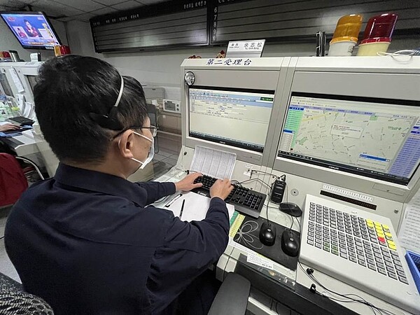 新北市警察局統計,110報案電話2021年平均一天高達3511通,其中無效電話占比約9.4%。(新北市警察局提供/葉書宏新北傳真)