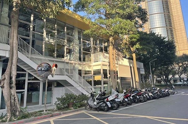 成功市場臨時攤棚熄燈,中繼市場19日起接棒。圖/台北市市場處提供