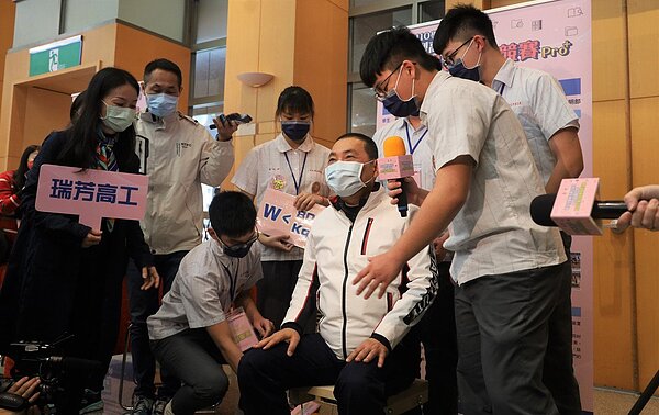 新北聯手科大培育技職人才，市長侯友宜昨體驗瑞芳高工的懸浮椅。圖／記者劉懿萱攝影