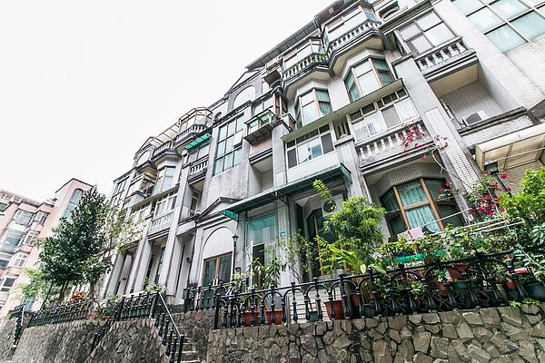 今年農曆春節有9天的連假期間,民眾除了與家人團聚、走春外,不少有意購屋的民眾也趁此假期,在家利用線上賞屋的功能物色心儀的物件。圖/永慶房屋提供