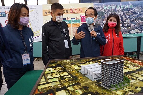 屋齡超過50年,楠梓慈愛社區盼重建,市府進駐設工作站。圖/高雄市都發局提供