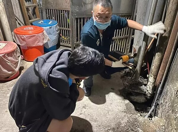 台北市內湖湖光市場上個月底天然氣外洩,引發附近居民恐慌,議員李明賢(左)到場勘查。圖/李明賢提供