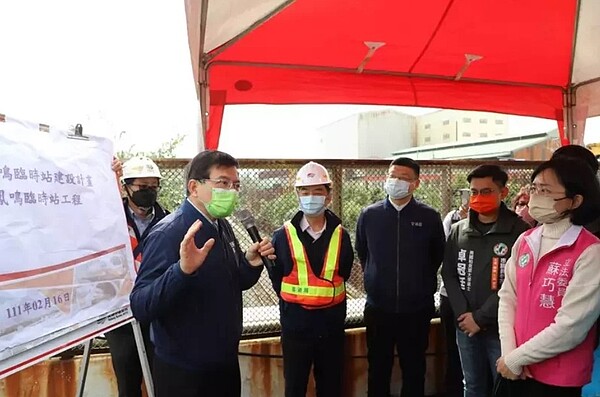 台鐵鳳鳴站正在進行增設臨時站工程,由於屬於臨軌作業,存在風險,交通部長王國材今天前往視察。圖/鐵道局提供