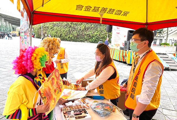 各鄰里用心籌辦活動，永慶房屋透過帳篷租借、人力支援等方式盡一份心力。圖／永慶房產集團提供	