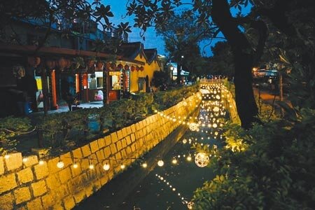 位在鳳山的曹公圳也搭上台灣燈會熱潮,特地將竹編燈飾沿溪擺掛於曹公圳,並融合水圳地景舉辦燈節活動,於16日晚間舉行點燈儀式,期盼為鳳山帶來正能量、新契機。(洪浩軒攝)