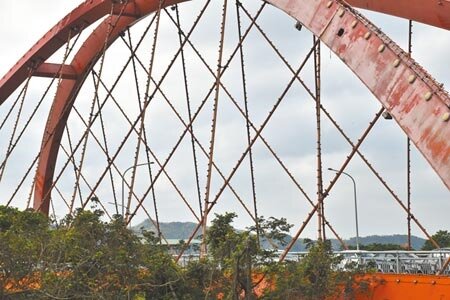 通車已20年的苗栗縣頭份大橋將進行整修工程,全部44條鋼吊索將全面更換。(謝明俊攝)