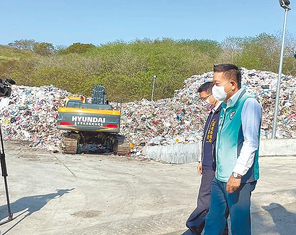 台中市議員何文海與環保局環境設施大隊長蔡德一16日前往文山焚化爐現場會勘。（市議員何文海提供／陳世宗台中傳真）