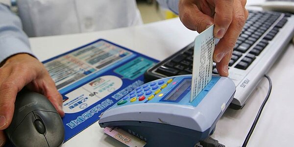 「行動自然人憑證APP」整合原有台灣行動身分識別APP的身分識別功能,免除過往實體IC卡、讀卡機及桌機限制。圖/中時系資料照片