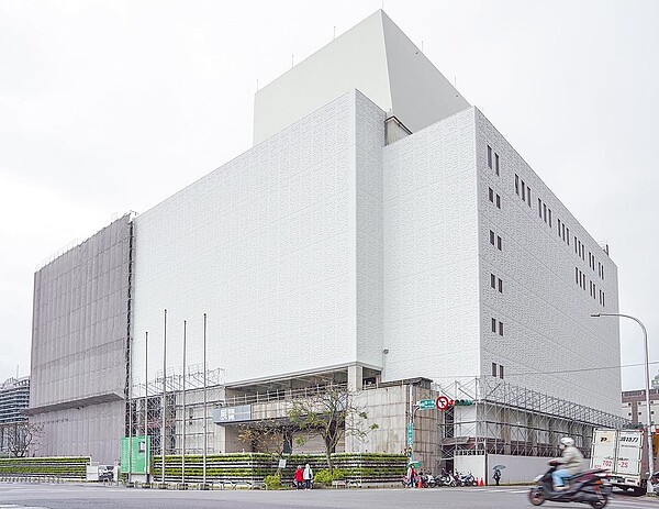 基隆市文化中心近日周邊工程鷹架逐步拆卸,露出整修後新風貌,明亮外觀引起民眾討論。圖/基隆市政府提供