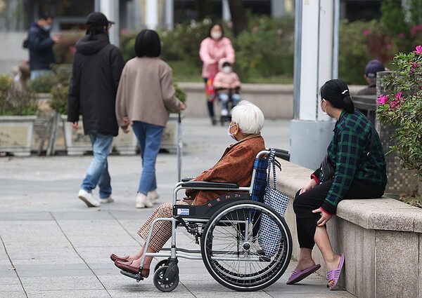 台北市一月底成為六都第一個超高齡直轄市，每五名市民就有一人超過六十五歲。圖為公園的長者。記者潘俊宏／攝影 