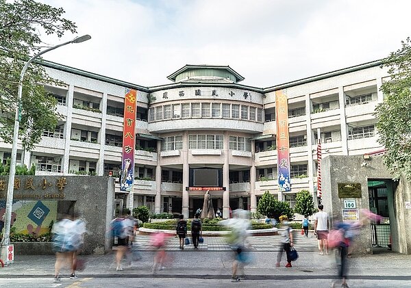 「富邦大無疆」社區緊鄰鳳西國小步行約30秒即可到達，社區正對5000坪由富邦建設所認養公園。
