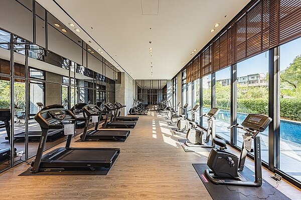 社區分成三大棟均具有獨立門廳與車道，並設置有交誼廳、健身房以及分屬三棟住戶三座半露天泳池。