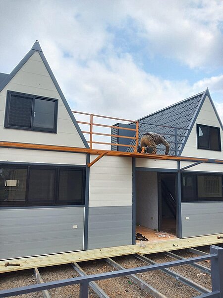 有網友表示,兒子因在工地工作,而遭女友的媽媽嫌棄。圖/擷取自《爆廢公社二館》