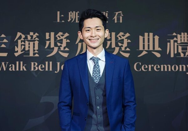 博恩日前在Podcast上以「管委會以及群居生活」為題發表言論。圖/翻攝博恩IG