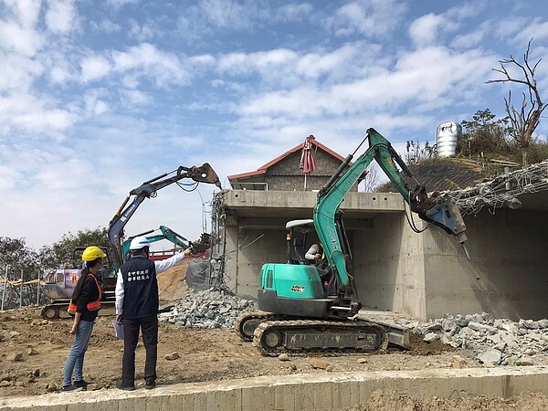 北屯區大貴段山坡地違建，面積約120平方公尺，高度約3公尺，經通知限期拆除仍不改善，市府今日出動大型恐龍嘴、板車、燒焊車等共5台各式機具及人員共約10人，由指揮官指揮執行強拆。圖／台中都發局提供