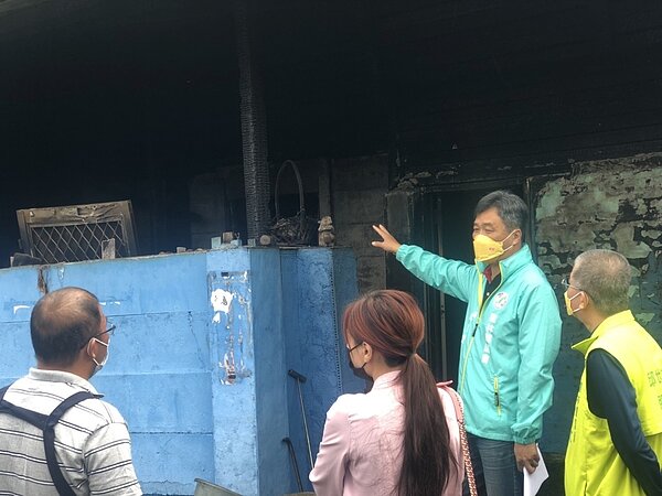 雲林縣議員邱世文(右二)今天和建設公司一起探望住家遭祝融的林內鄉林南村劉家人並致慰問金,建設公司當場允諾免費協助家園災後重建。記者陳苡葳/攝影