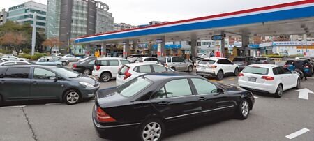 國際油價飆漲,國內油價因春節凍漲未能反映。中油13日宣布14日起調漲油價,汽、柴油分別調漲1.2與1.5元。獲知消息的民眾紛紛到加油站排隊等待加油。(鄭任南攝)