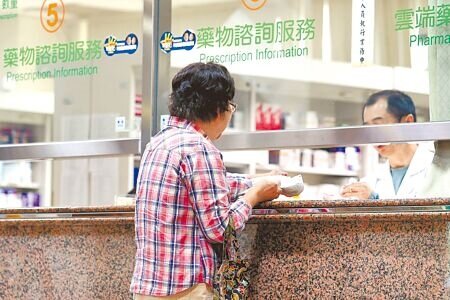 健保部分負擔調整,慢箋藥品將取消免費。圖為民眾領藥後諮詢用藥注意事項。(本報資料照片)
