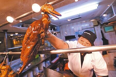 
雞蛋還在缺貨，坊間又傳鴨肉也短缺，價格從去年一路上漲，創史上新高價，這波缺貨潮最快要年中後才可能緩解。（黃世麒攝）
