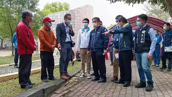 玉井區虎頭山運動公園步道破損、樹木竄根情形,台南市長黃偉哲(左五)允諾改善。圖/聯合報