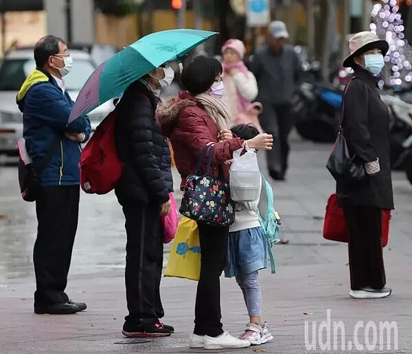 周六時將顯著的影響台灣，周六除了全台有雨，後面冷空氣的移入帶動的持續降溫會相當有感，這波最低溫會在周日到下周一清晨。圖／聯合報