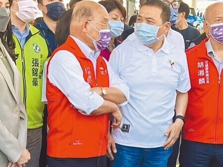 
行政院長蘇貞昌（左）和新北市長侯友宜（右）並肩聽取簡報，兩人臉色都顯不悅。（王揚傑攝）
