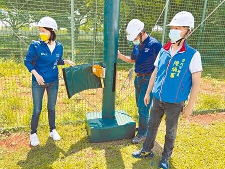 
台北市議員陳炳甫（右）、王鴻薇（左）質疑新生棒球場柱子基座、捲網器外露，有安全疑慮。（楊亞璇攝）
