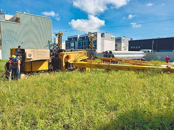 台南市安南區大安街5日上午發生工安事故,一輛重達20噸吊車翻覆,壓住駕駛,消防救護人員施救時已無生命跡象。(消防局提供/程炳璋台南傳真)