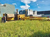 疑天雨土軟　20噸吊車側翻壓死駕駛