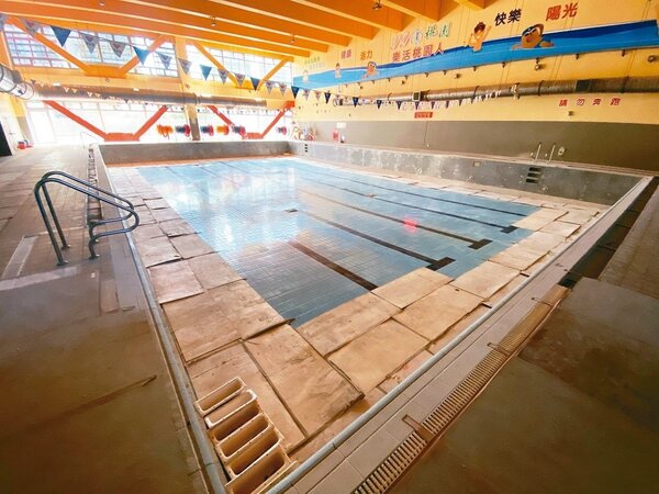 桃園國民運動中心游泳池封閉一年以上，但整修工程一延再延。圖／立委賴香伶提供