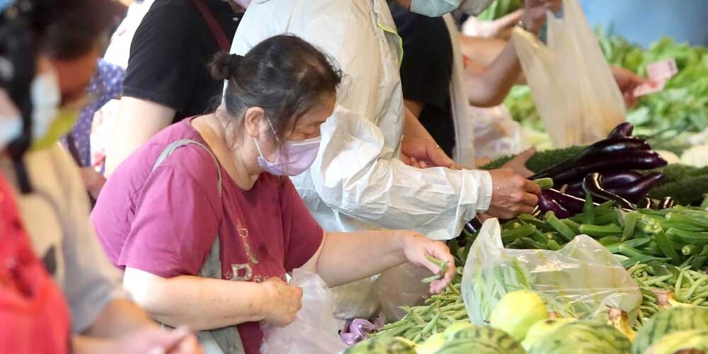 主計總處5日公布7月物價統計指出,由於水果漲幅仍高,部分住宅用電調漲,7月通膨率達3.36%,連五月超過3%。圖/中時電子報