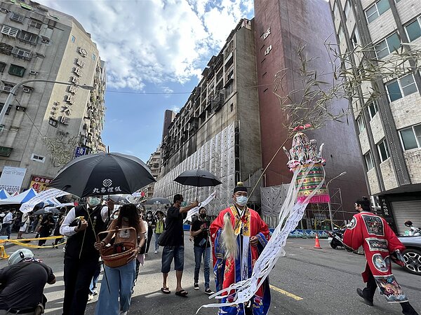 城中城大火造成46死,高雄市政府遭疑涉不法部分,雄檢查無不法簽結。圖為事發後現場招魂照。記者張議晨/攝影