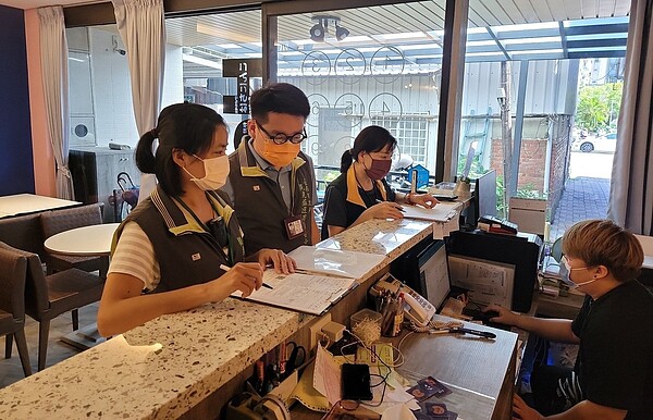 台南市消保官及觀光旅遊局聯合稽查旅宿業房價。圖/台南市觀旅局提供